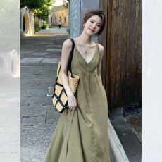 批发法式气质绿色吊带连衣裙女夏季高级感小众设计小个子温柔风长裙子