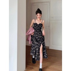 批发酒一黑色碎花<b class='q'>吊带</b>连衣裙女法式温柔显瘦气质开叉设计感带内里长裙