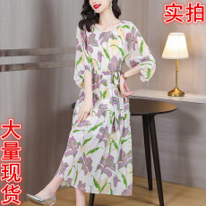 批发2026新款春夏度假风紫色印花腰带褶皱<b class='q'>真丝</b>桑蚕丝<b class='q'>连衣裙</b>长<b class='q'>裙</b>