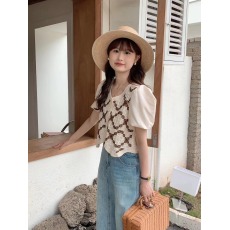 批发<b class='q'>雪纺</b>泡泡<b class='q'>短袖</b>拼接刺绣蕾丝衬衫女夏季v领法式复古设计感短款上衣