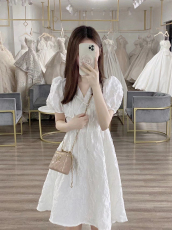 白色v领泡泡袖连衣裙女夏季法式小众设计高级感小个子茶歇裙子