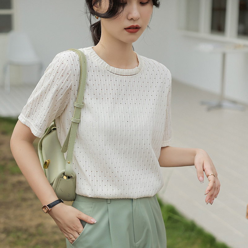 있음 선적 라운드 넥 홀로우 아웃 반팔 티셔츠 2026 여름 새로운 디자인 센스 Chic 미니멀리즘 다용도 맨위 여성