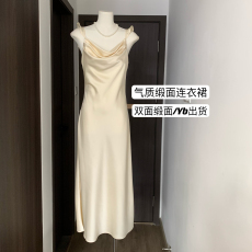 SHOWHEEHEE粉色吊带连衣裙气质减龄甜美温柔风缎面性感吊带长裙子