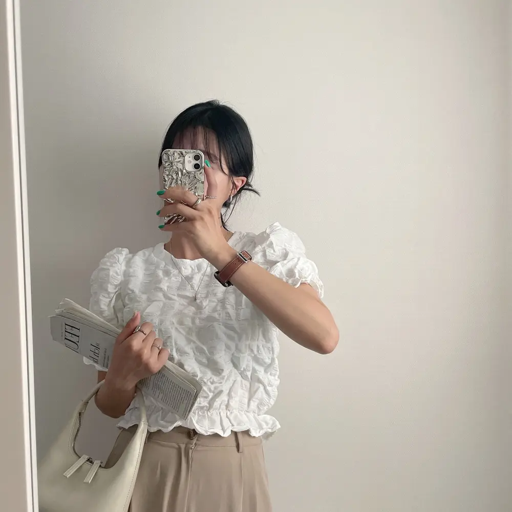 주름 디테일 퍼프소매 라운드넥 블라우스 상세 이미지 1