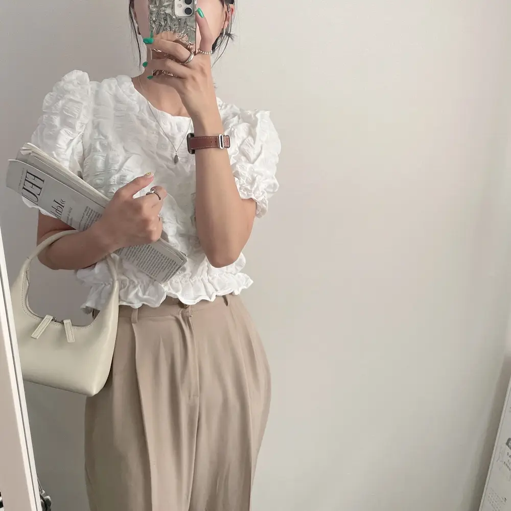 주름 디테일 퍼프소매 라운드넥 블라우스 상세 이미지 3
