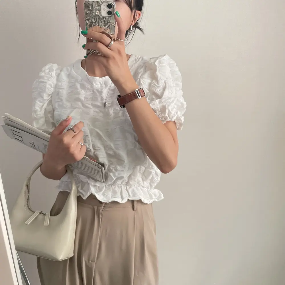 주름 디테일 퍼프소매 라운드넥 블라우스 상세 이미지 5