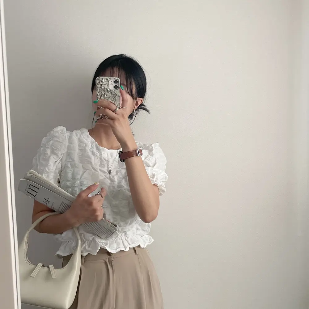주름 디테일 퍼프소매 라운드넥 블라우스 상세 이미지 6