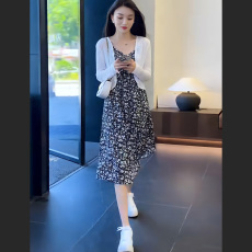 批发春夏复古吊带碎花连衣裙女装2026春季新款长袖防晒开衫两件套裙子