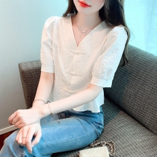 批发2026年夏季新款国风旗袍盘扣V领泡泡袖衬衫女设计感小众短款上衣