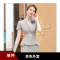杏色西装+灰色胸花
