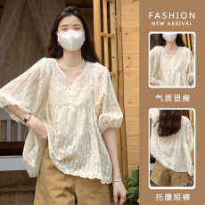 批发<b class='q'>外出</b>哺乳套装 2026法式甜美V领碎花衬衫洋气宽松泡泡袖+短裤套装