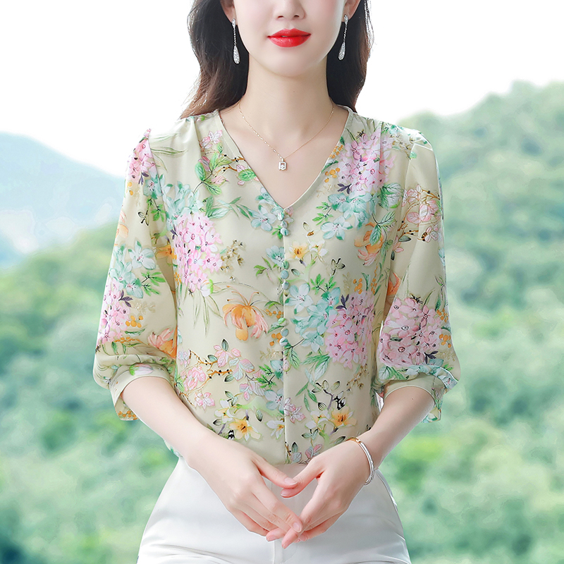 실사 상 꽃 크레이프 중간 소매 맨위 여성 여름 2026 새로운 루즈핏 V넥 꽃무늬 연령 감소 표지 배 외국 가스 작은 셔츠