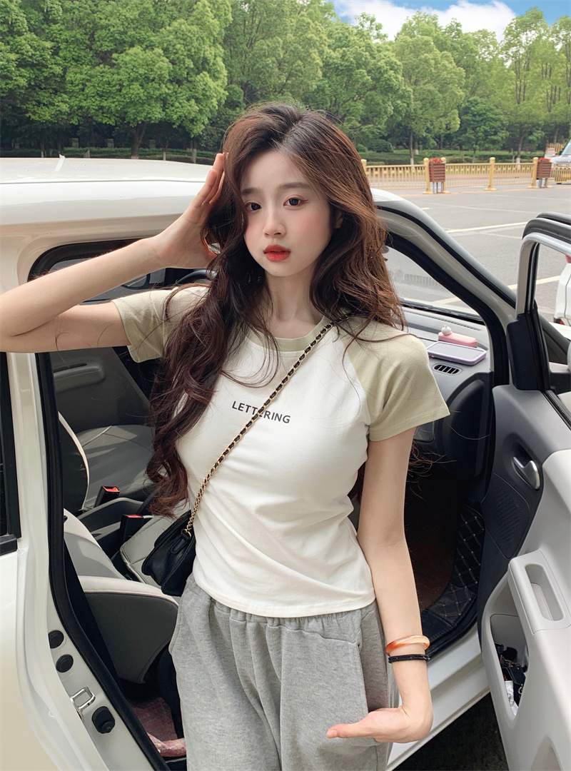 Real shot of right shoulder short-sleeved t-shirt for women in summer 2024 new style short top that covers belly and hides fat, looks slimming and looks slimming