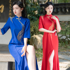 批发新中式国风高端刺绣改良版<b class='q'>走</b><b class='q'>秀</b>旗袍长<b class='q'>款</b>演出优雅气质名媛连衣裙