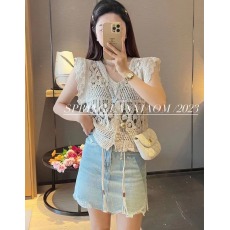 批发韩版法式<b class='q'>镂空</b>钩花蕾丝拼接V领单排扣飞飞袖别致上衣女