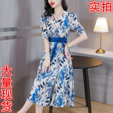 批发2026夏季新款<b class='q'>女</b>装气质绑带泡泡袖桑蚕丝V领<b class='q'>真丝</b>印花<b class='q'>连衣裙</b>