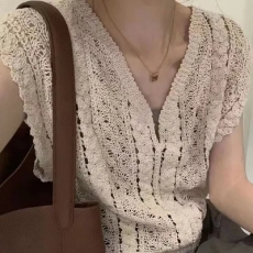 批发韩系甜美气质手工编织镂空V领冰丝针织背心<b class='q'>马甲女</b>洋气套头上衣夏