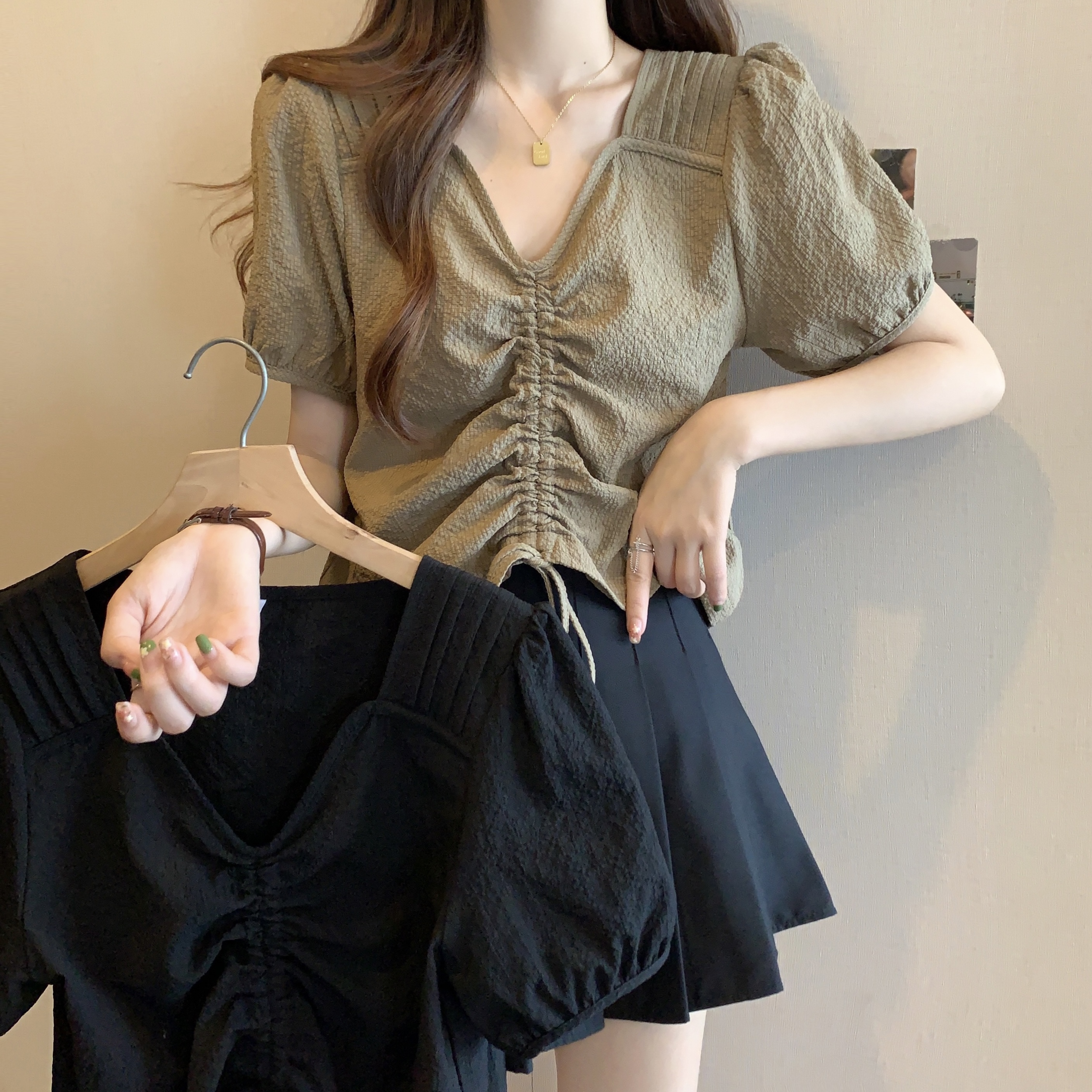 실사 빅 사이즈 새로운 디자인 센스 긍정적 인 어깨 V넥 펌프 로프 슬림해 보이는 불규칙 조심해. 선상에서 의류 여성