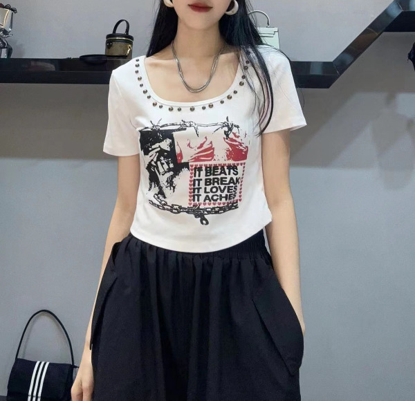 RM14785#美式印花U领铆钉个性炸街短袖修身短款辣妹露脐T恤女显瘦上衣