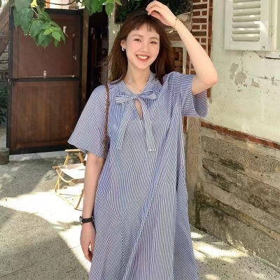 蓝黑条纹短袖连衣裙女夏2023新款棉质宽松V领系带中长款衬衫裙