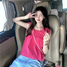批发火龙果色蝴蝶结设计感吊带女外穿夏季玫<b class='q'>红色</b>宽松甜美显白甜酷<b class='q'>上衣</b>