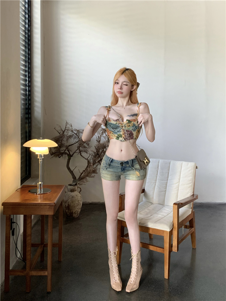 Real shot!  American hottie Liu Ding low-waisted denim super shorts slimming hip-hugging wide-leg hot pants