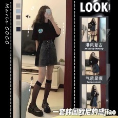 批发夏季洋气甜盐系小个子学院风俏皮少女穿搭印花T恤+牛仔短裙两件套