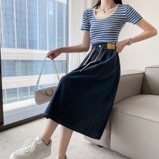 批发实拍2026春季松紧腰系带<b class='q'>牛仔</b>中<b class='q'>长裙</b>深蓝色A字褶皱大摆裙百搭