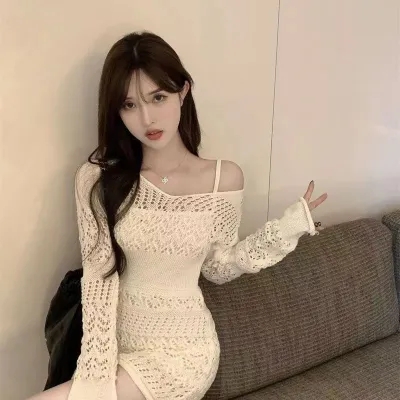 순수한 욕망 니트 여성 드레스 봄 2026 새로운 홀로우 아웃 섹시함 미니 스커트 핫걸 몸매 가꾸기 슬림해 보이는 타이트 스커트 치마