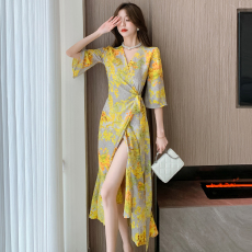 批发实拍黄色战袍<b class='q'>连衣裙</b>印花裙子法式一片式裹身度假长裙海边沙滩裙