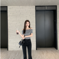 批发黑色法式一字肩短袖T恤女2026年<b class='q'>夏</b>别致小众修身短款露肩针织上衣