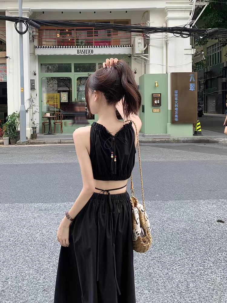 海边小众设计感镂空露腰挂脖吊带连衣裙女夏季收腰显瘦流苏长裙子