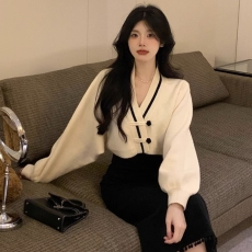 批发短款别致新中式盘扣V领毛衣女秋冬季设计感小众宽松针织衫外套