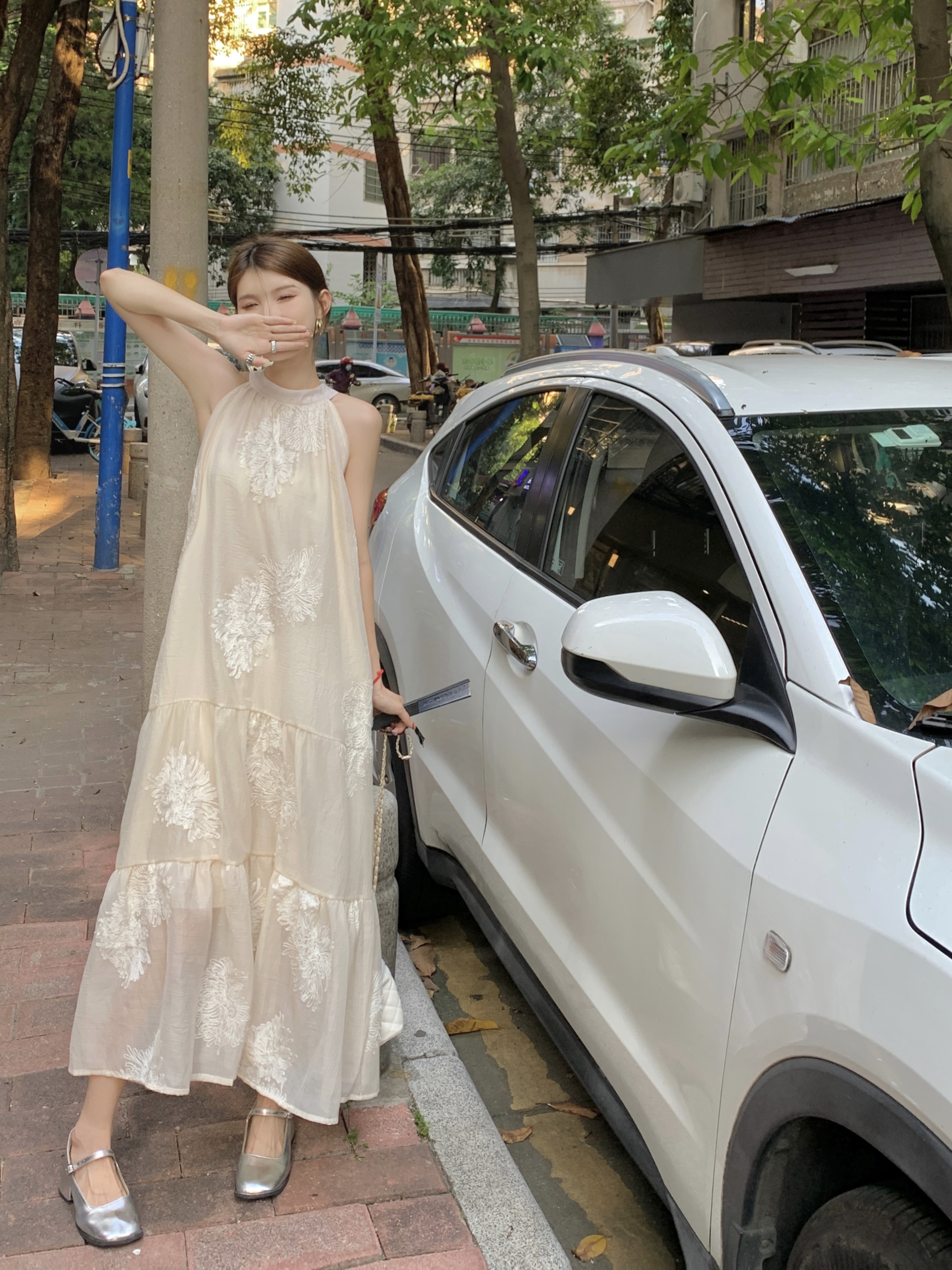 MY9257# 法式复古米白色无袖挂脖露肩连衣裙女夏季高级感气质长款女裝貨源服裝批發