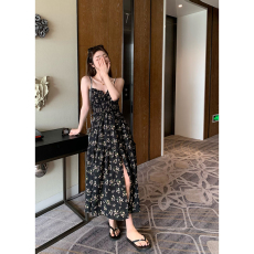 批发法式温柔风黑色碎花<b class='q'>吊带</b>裙子茶歇气质显瘦穿搭收腰露肩长款连衣裙