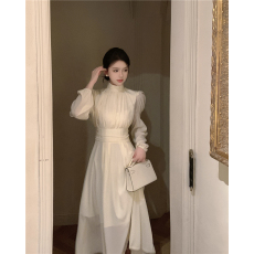 批发实拍实价早秋新款白色高领<b class='q'>连衣裙</b>仙女温柔风法式高级感设计感小众