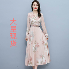 批发实拍长袖印花醋酸缎面<b class='q'>连衣裙</b>2026春季新款收腰中款女装裙子