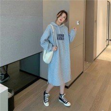 批发<b class='q'>牛奶</b><b class='q'>丝</b>复合贝贝绒有口袋秋冬季加绒带帽卫衣裙开叉字母印花<b class='q'>连衣裙</b>