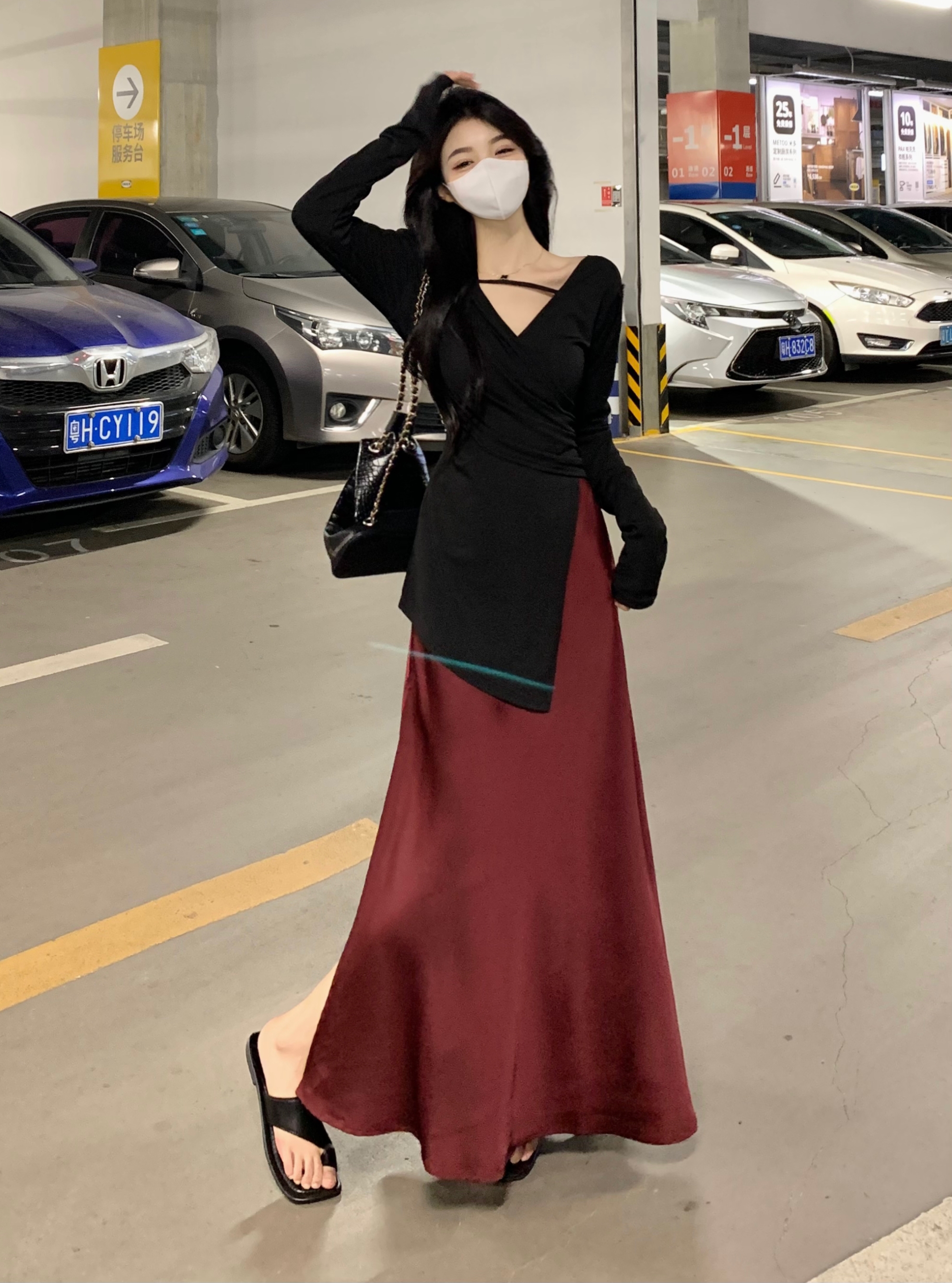 Actual shot ~ Designed irregular V-neck black long-sleeved T-shirt + slimming street skirt two-piece set