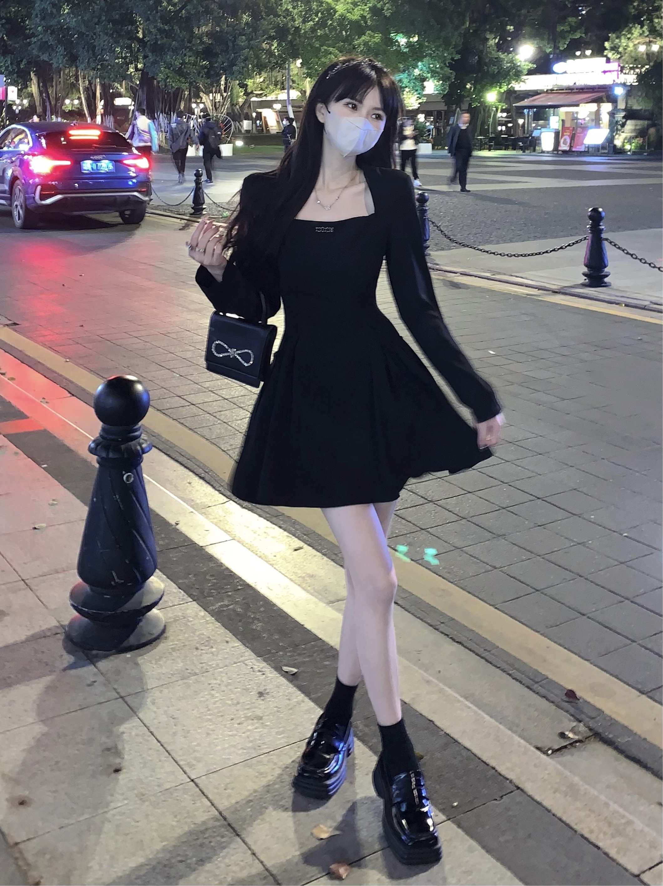有內里 ~赫本風方領收腰顯瘦設計感連衣裙氣質時尚小黑裙