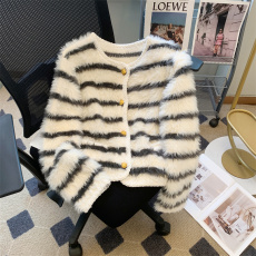 批发实拍 秋冬新款名媛小香风软糯慵懒风撞色条纹仿貂绒V领开衫毛衣女