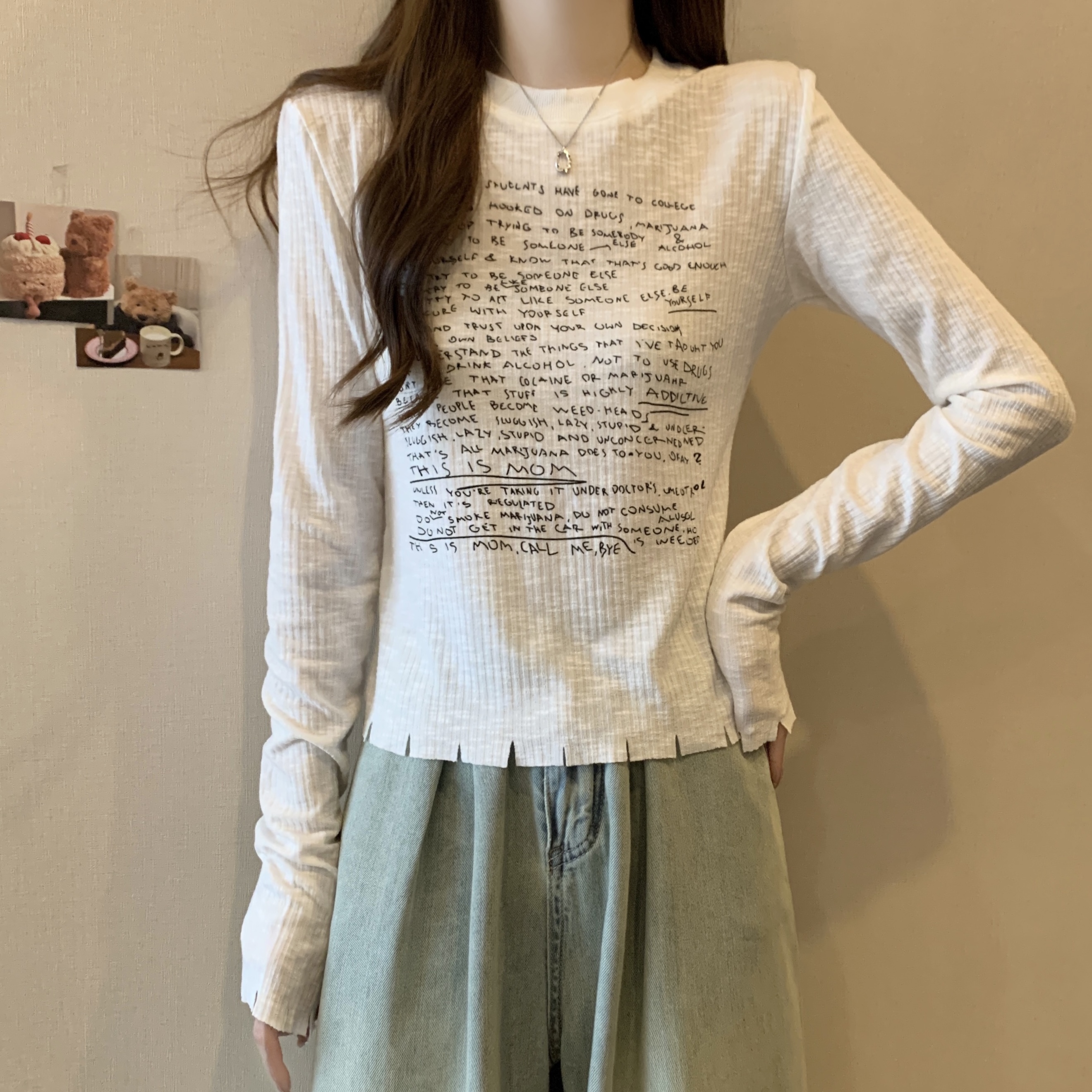 실사 빅 사이즈 알파벳 프린트 긴팔 티셔츠 여성 새로운 기본 셔츠 디자인 센스 작은 대중 몸매 가꾸기 쇼트 스타일 맨위