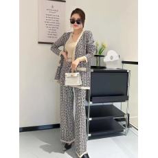 批发<b class='q'>欧美</b>洋气印花休闲套装女披肩外套+V领打底针织衫+阔腿长裤三件套