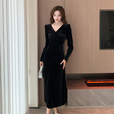 实拍法式V领丝绒连衣裙女春季赫本风黑色长裙高级感收腰裙子