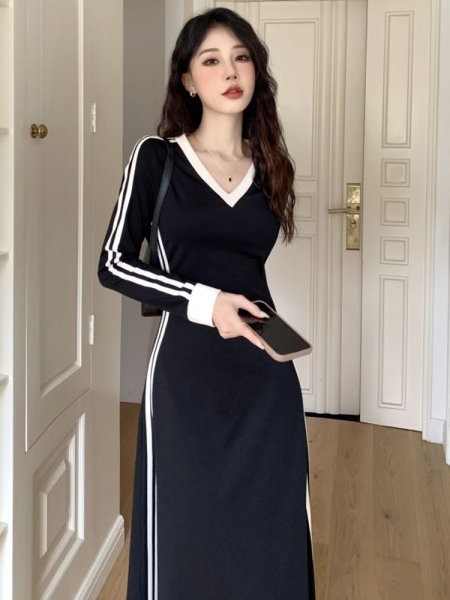 RM24303#赫本风米色V领条高级感显瘦黑色长裙