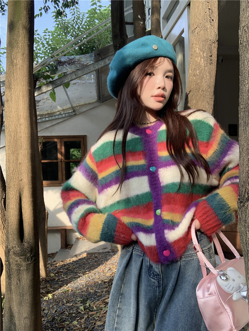 Real shot of rainbow striped ins dopamine outfit girl thickened sweater