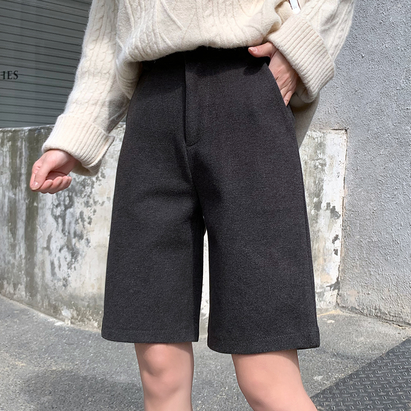 Real shot of autumn and winter high-waisted woolen five-quarter pants for women, large size loose straight woolen shorts, wide-leg medium pants and boot pants for outer wear