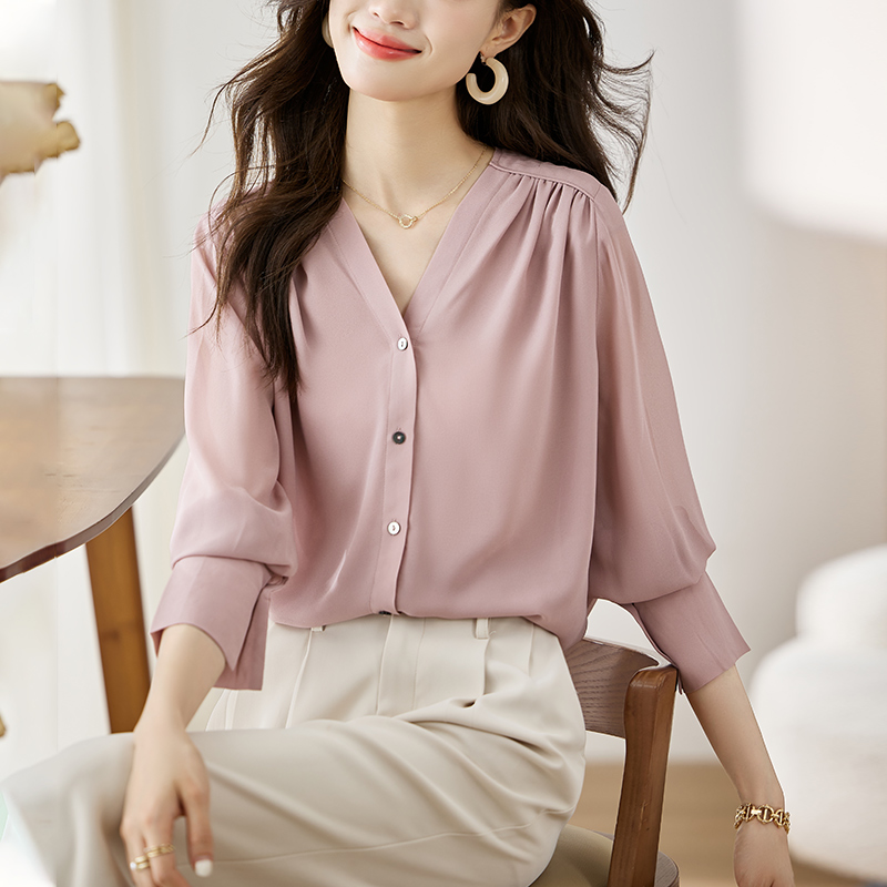 실사 고급 조지사 이중층 여성 셔츠 2026 가을 V넥 빛 럭셔리 품격 미니멀리즘 패션 루즈핏 맨위