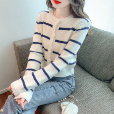 实拍温柔风条纹毛衣女秋冬2023新款外穿甜美短款上衣羊绒开衫外套