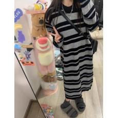 批发慵懒风条纹毛衣针织<b class='q'>连衣裙</b>宽松中长款秋冬新款打底内搭过膝长裙子